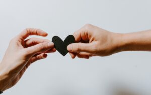 Casal que se conheceu em aplicativo de relacionamento